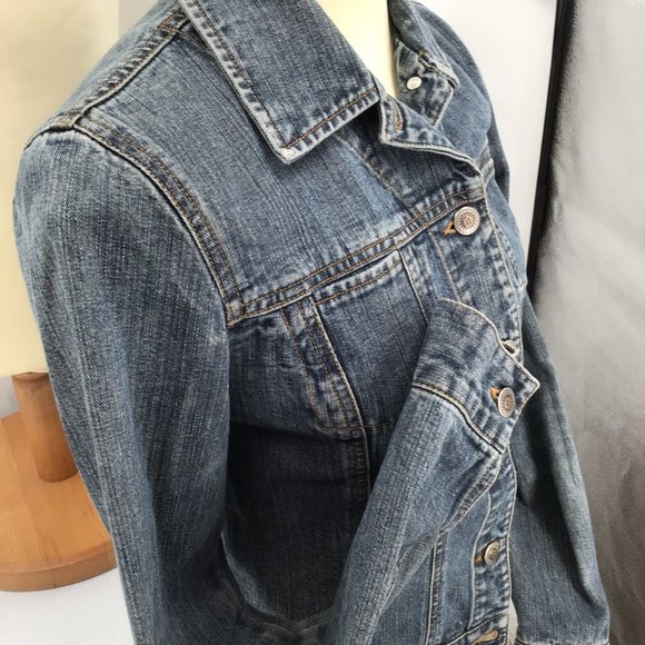Ann Taylor Denim Jacket, size XS. Perfect wear and color - Picture 8 of 10